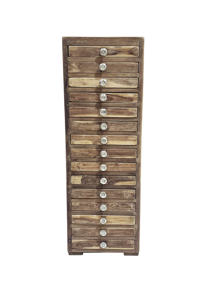 Gammel kommode med 15 skuffer