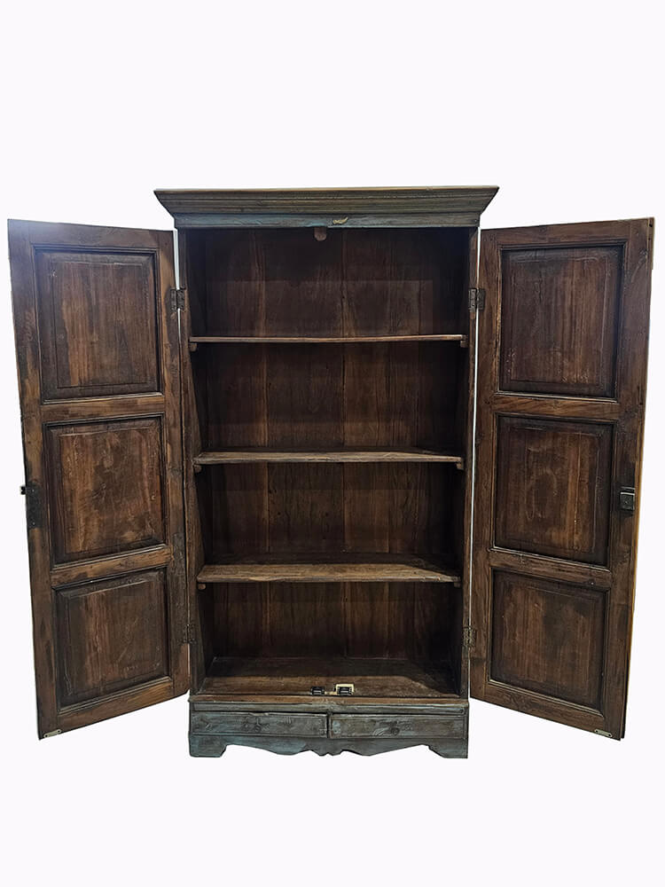 Skab med flotte udskræringer