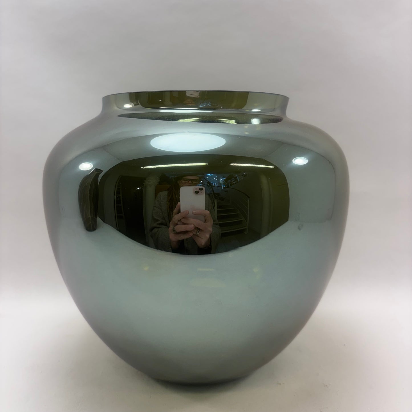 EN MINIMALISTISK VASE PROPPET MED SELVTILLID
