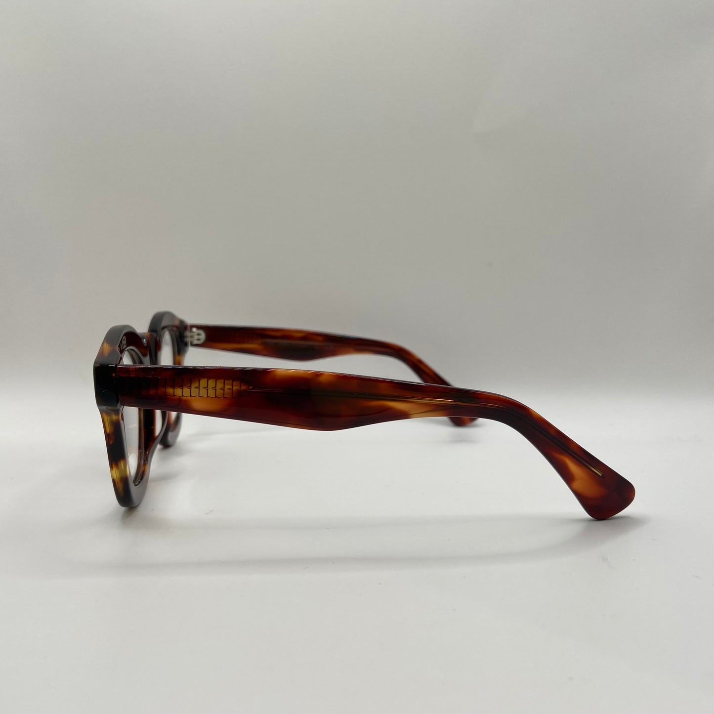 EN BRILLE DER SER SKARP UD