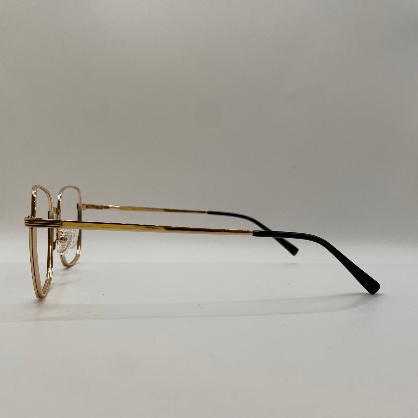 LET METALBRILLE MED KANT OG MENINGER