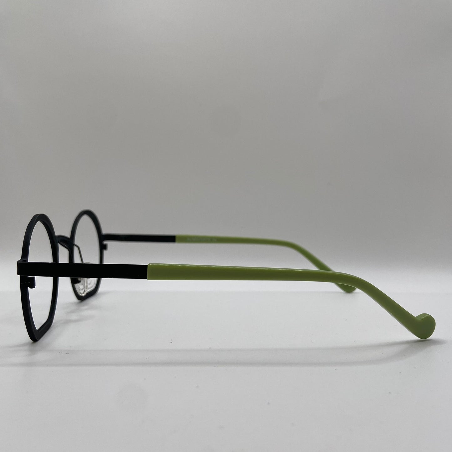 EN KUNSTNERISK BRILLE MED KARAKTER..