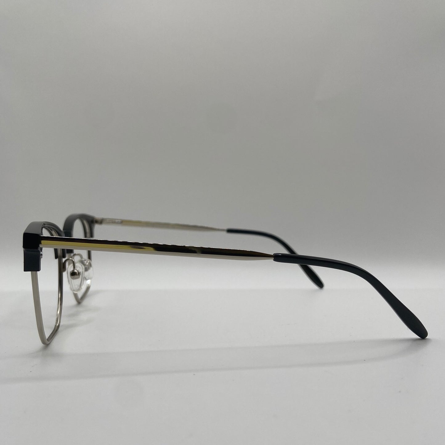 EN BRILLE MED HOLDNINGER