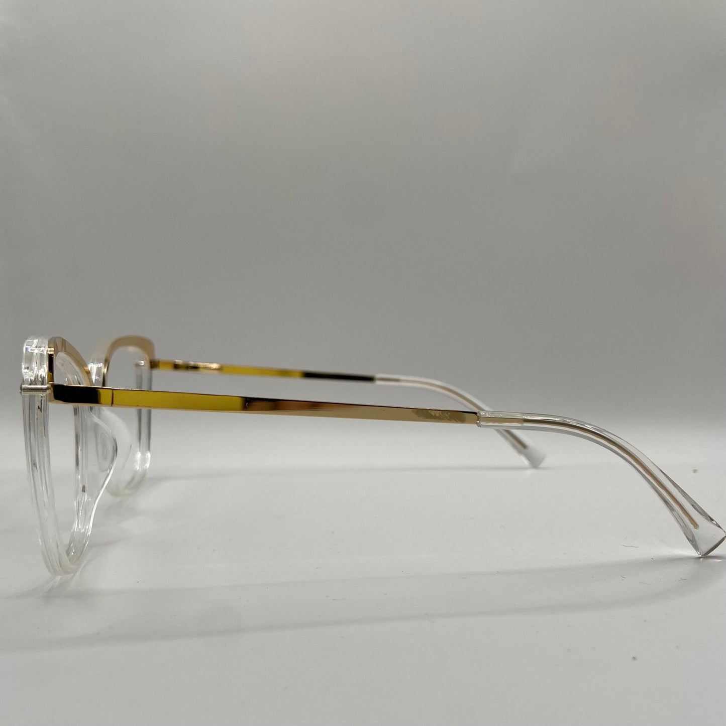 EN GENNEMSIGTIG BRILLE MED ELEGANCE