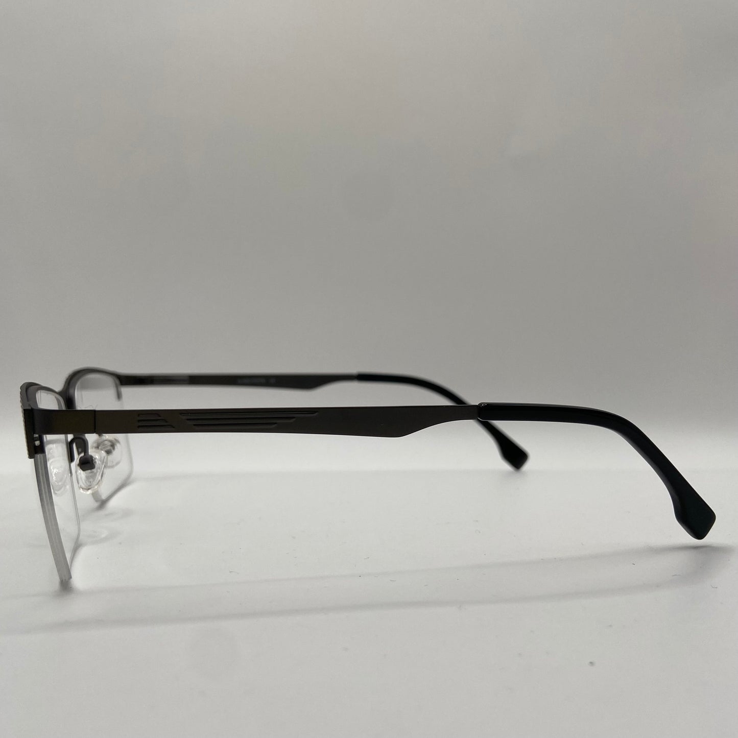 EN BRILLE DER HOLDER DET ENKELT