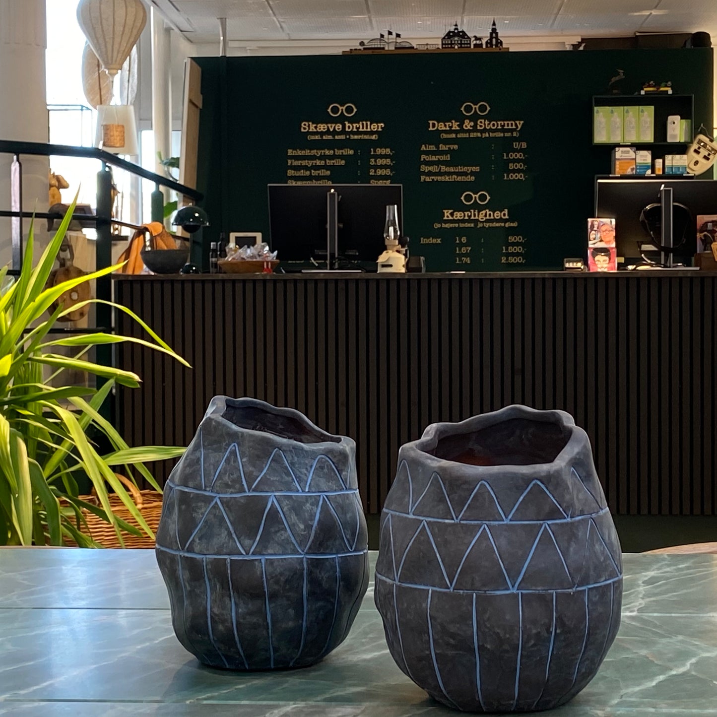 DEN BLÅ UTRADITIONELLE VASE