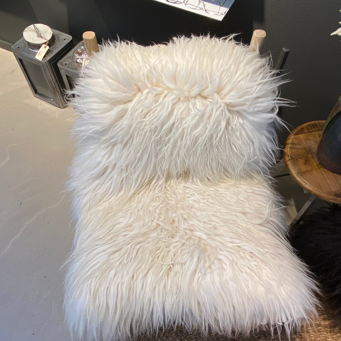 HVIDT LAMMSKIND MED LANGT HÅR - XL