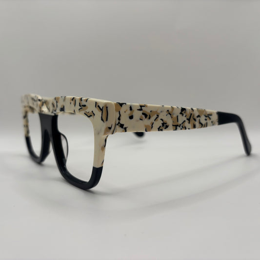 EN BRILLE MED 2 PERSONLIGHEDER