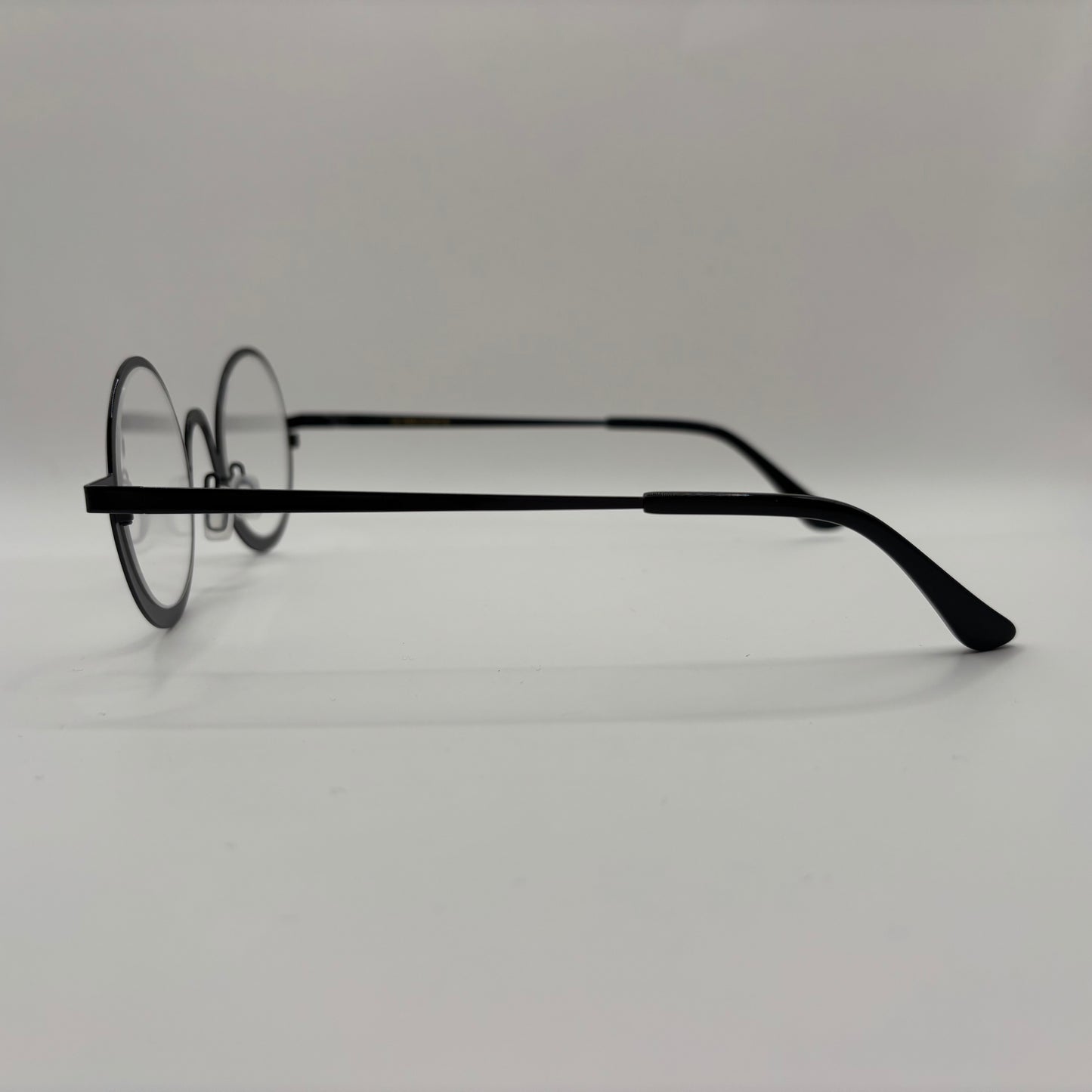 EN RUND BRILLE MED FINURLIG FARVEKOMBI