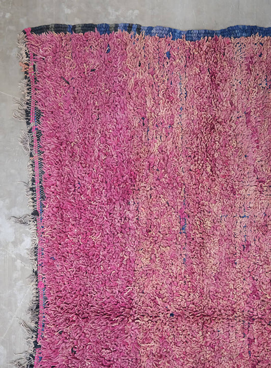 Gammelt pink marokkansk tæppe med blå detaljer