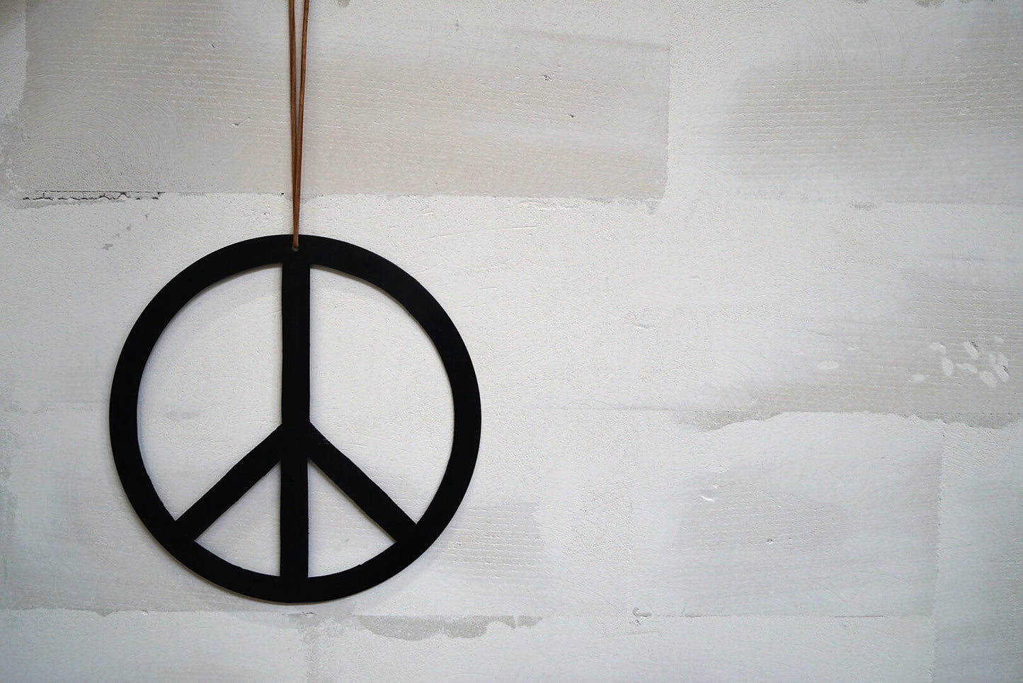 Peace tegn i lædersnor - L