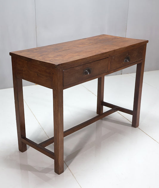 Gammel konsol med to skuffer