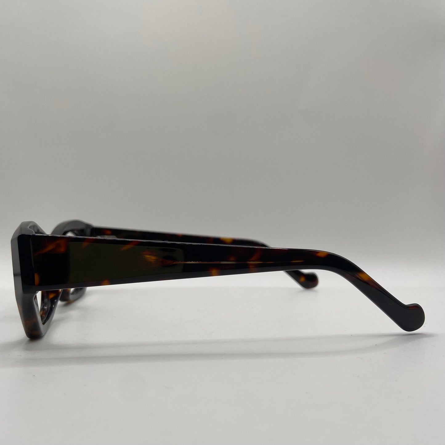 MODERNE CAT-EYE STELET MED BLØDE LINIJER