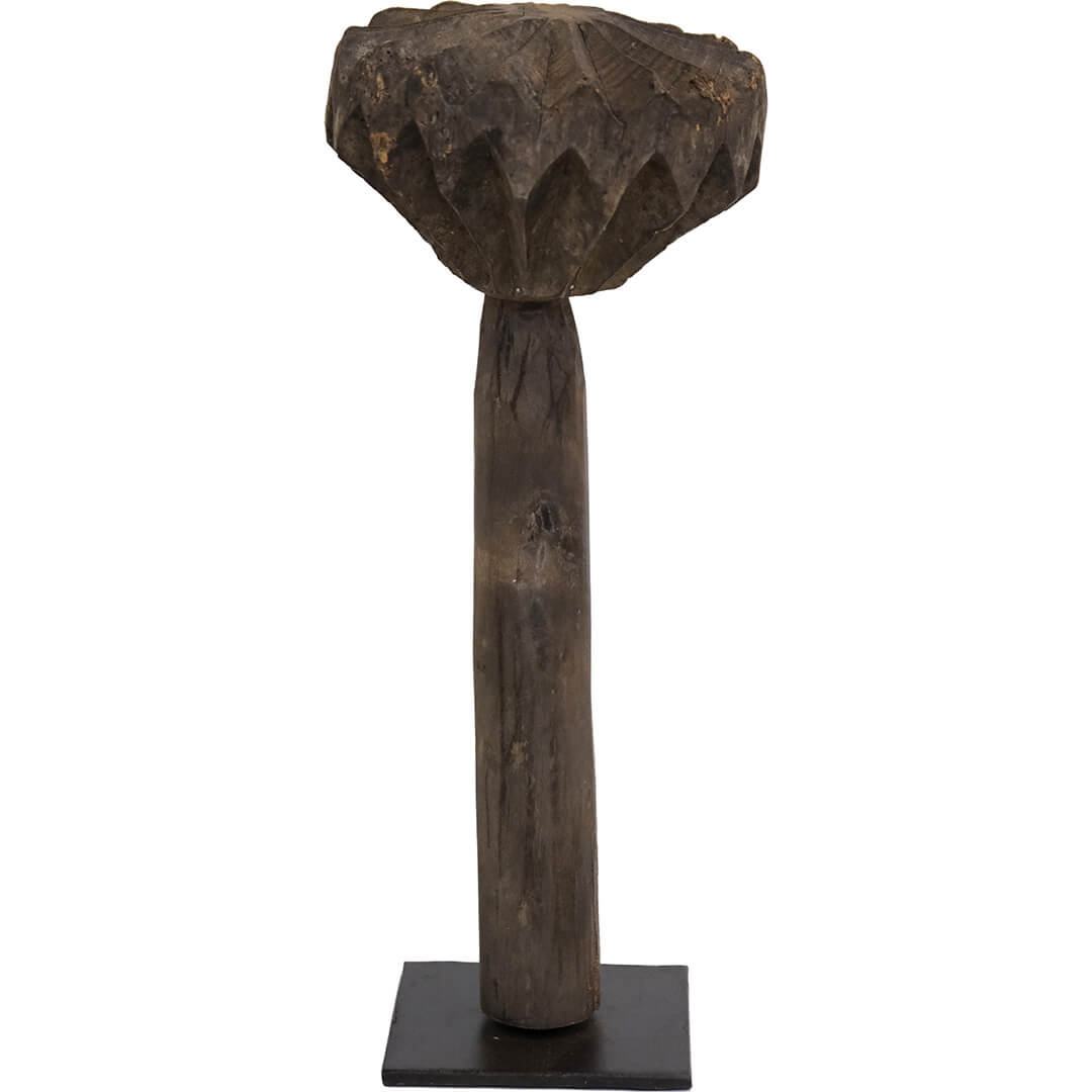 Skulptur af gammel smørkværn