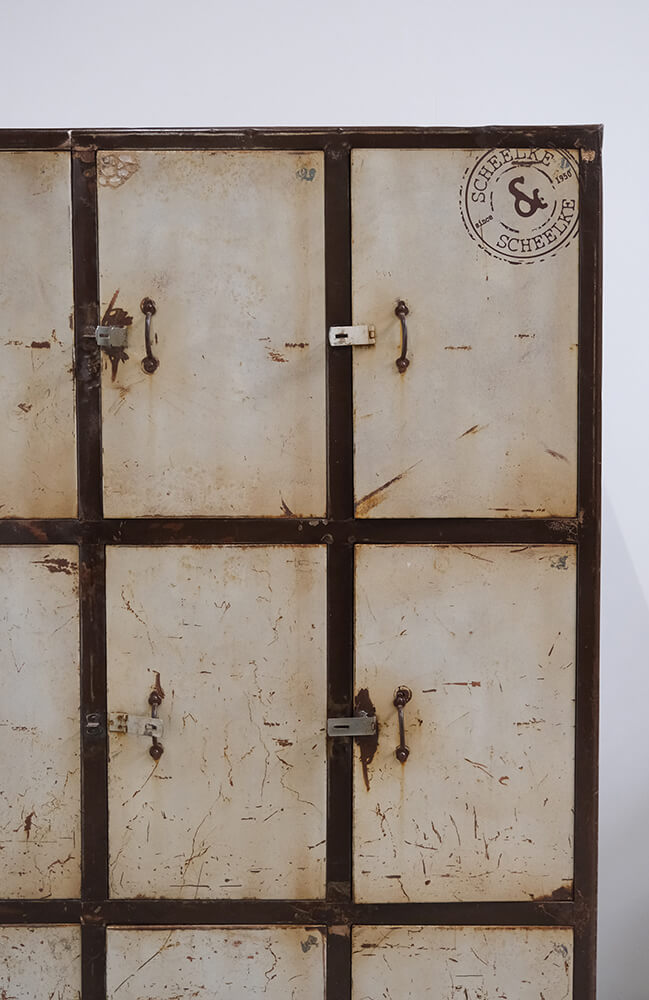 Lockerskab med 9 rum og rå charme