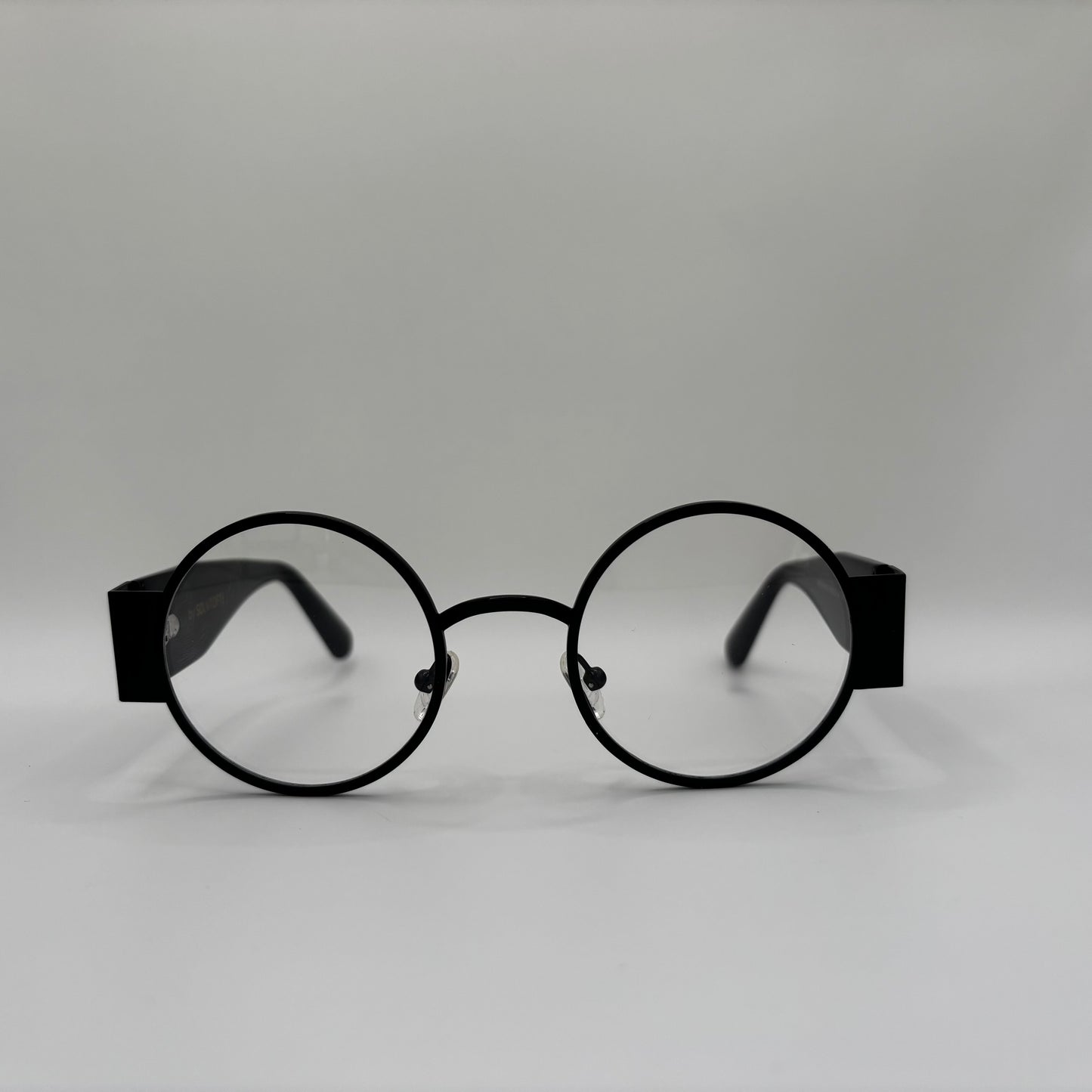 KLASSISK RUND BRILLE MED KRAFTIGE STÆNGER