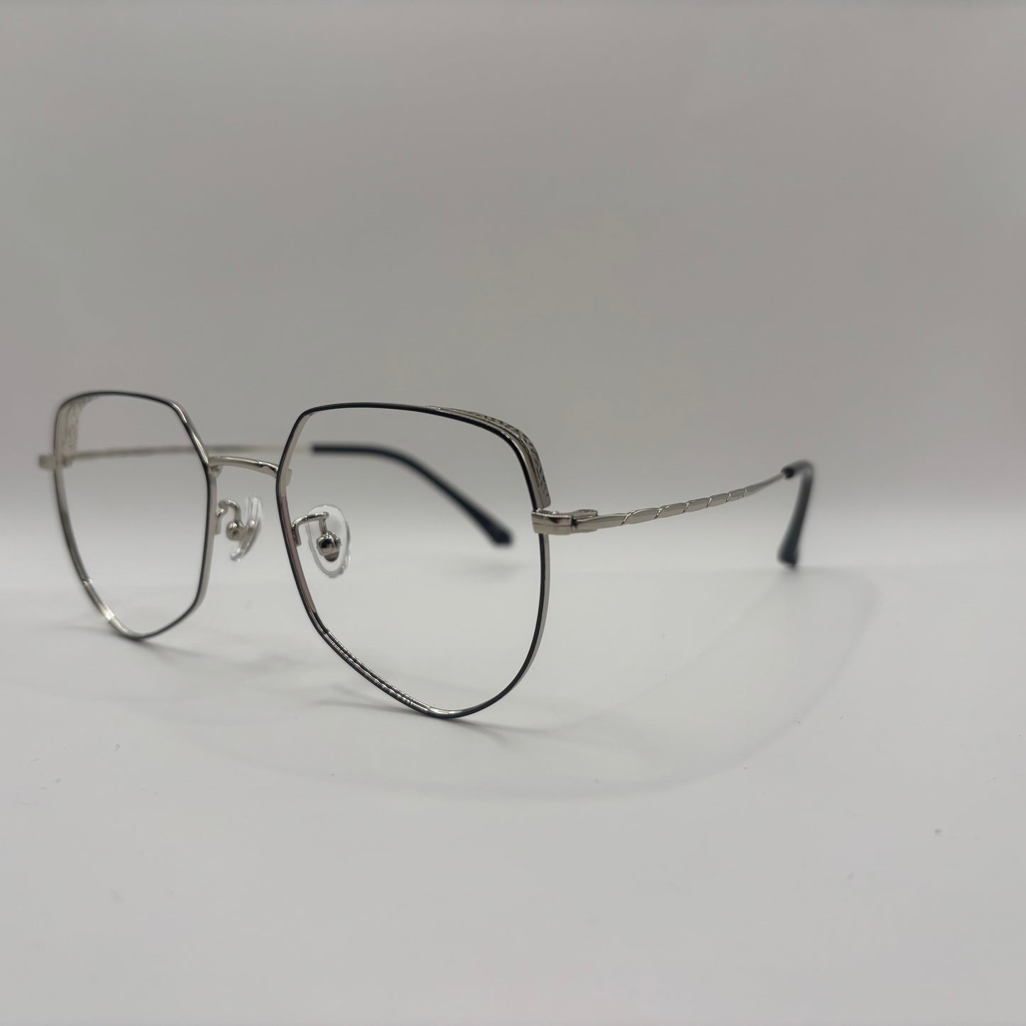 KLASSISK BRILLE MED SMÅ FINE DETALJER