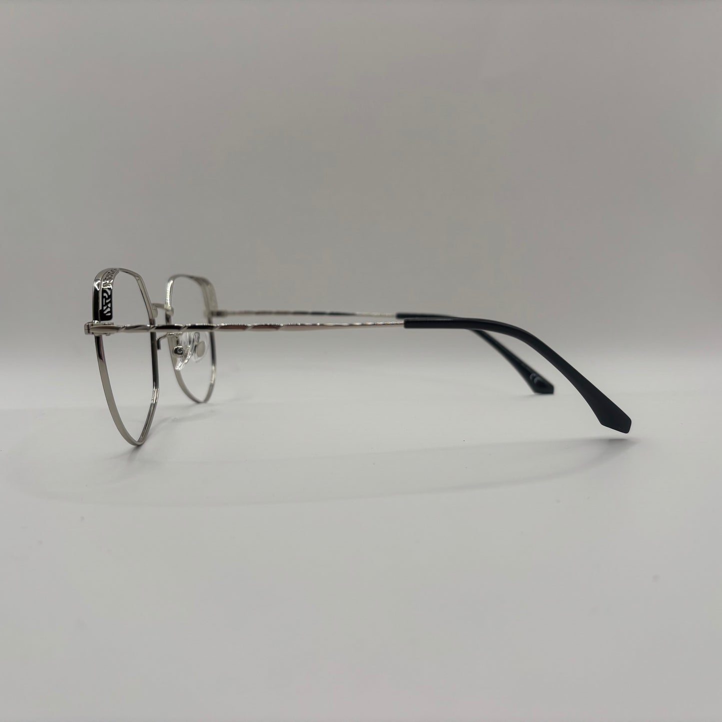 KLASSISK BRILLE MED SMÅ FINE DETALJER