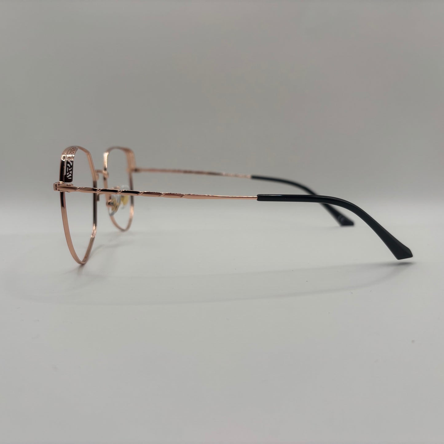 KLASSISK BRILLE MED SMÅ FINE DETALJER