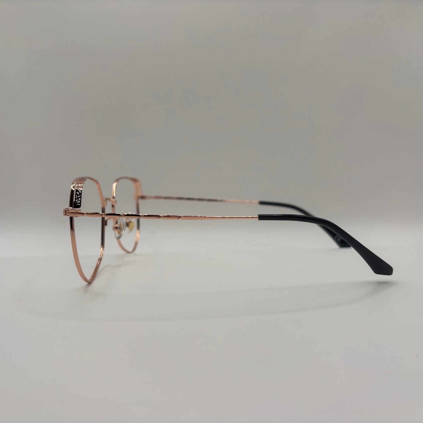 KLASSISK BRILLE MED SMÅ FINE DETALJER