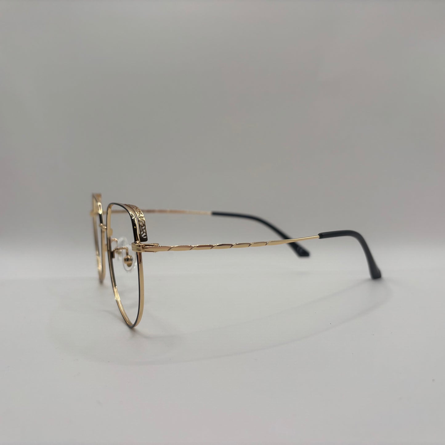 KLASSISK BRILLE MED SMÅ FINE DETALJER