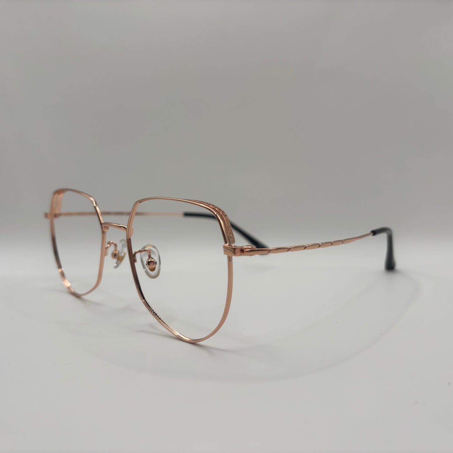 KLASSISK BRILLE MED SMÅ FINE DETALJER