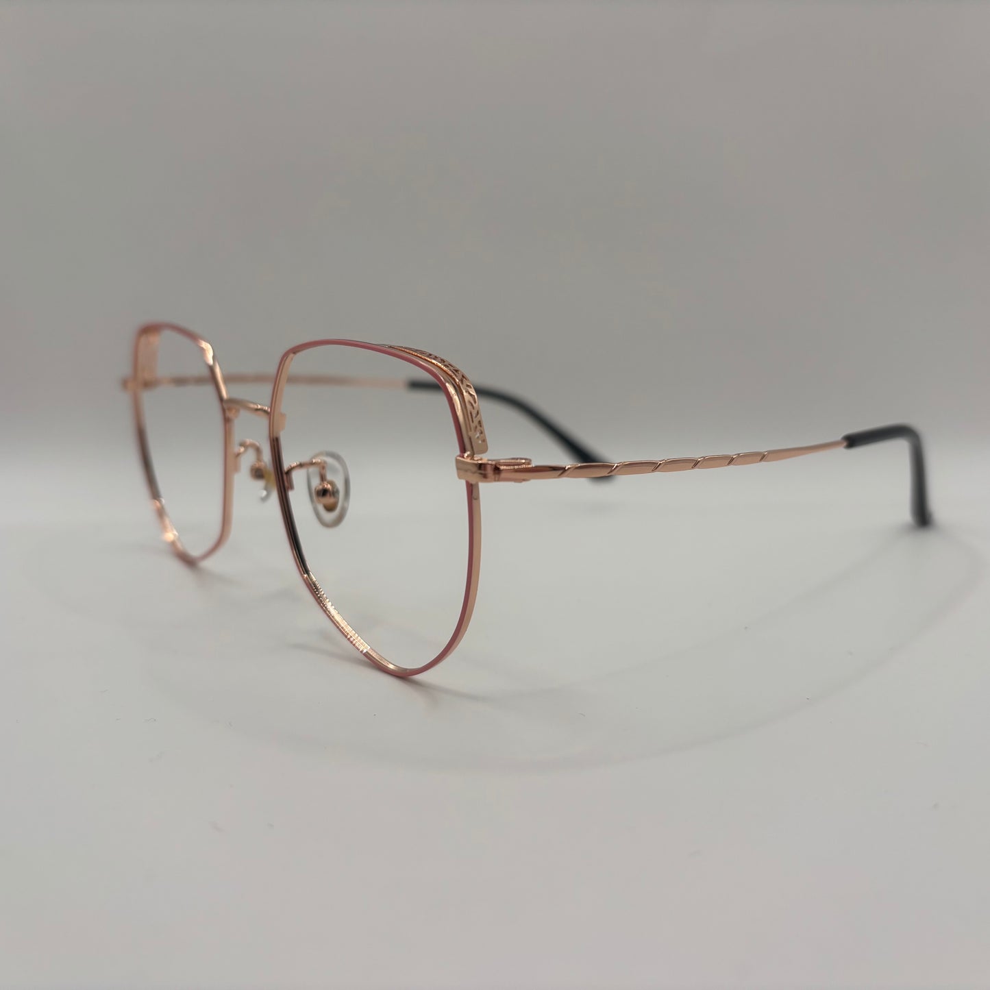 KLASSISK BRILLE MED SMÅ FINE DETALJER