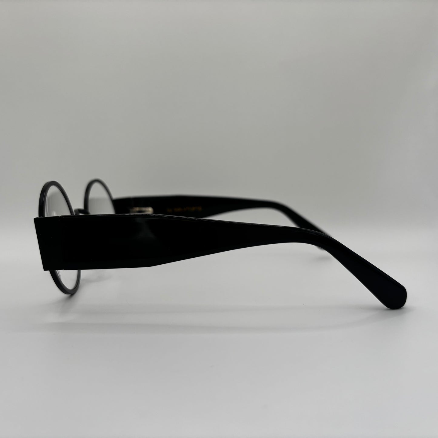 KLASSISK RUND BRILLE MED KRAFTIGE STÆNGER