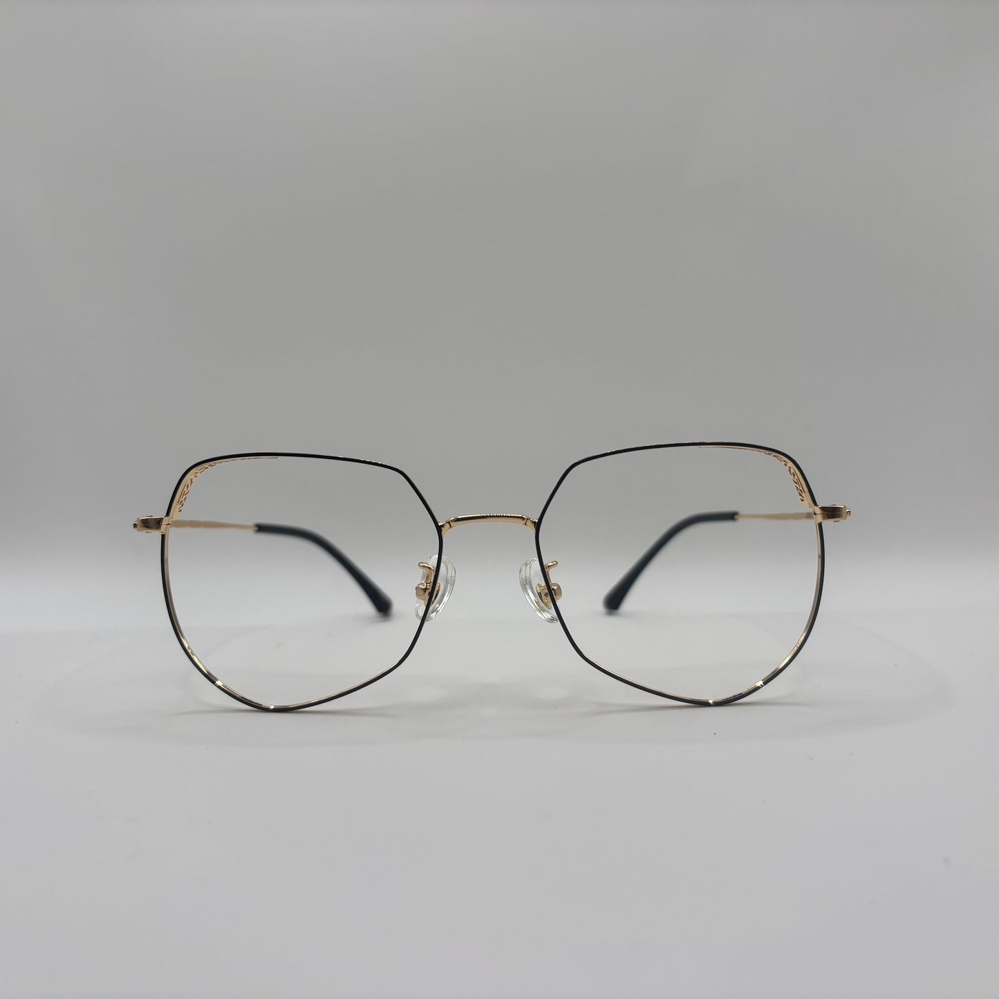 KLASSISK BRILLE MED SMÅ FINE DETALJER