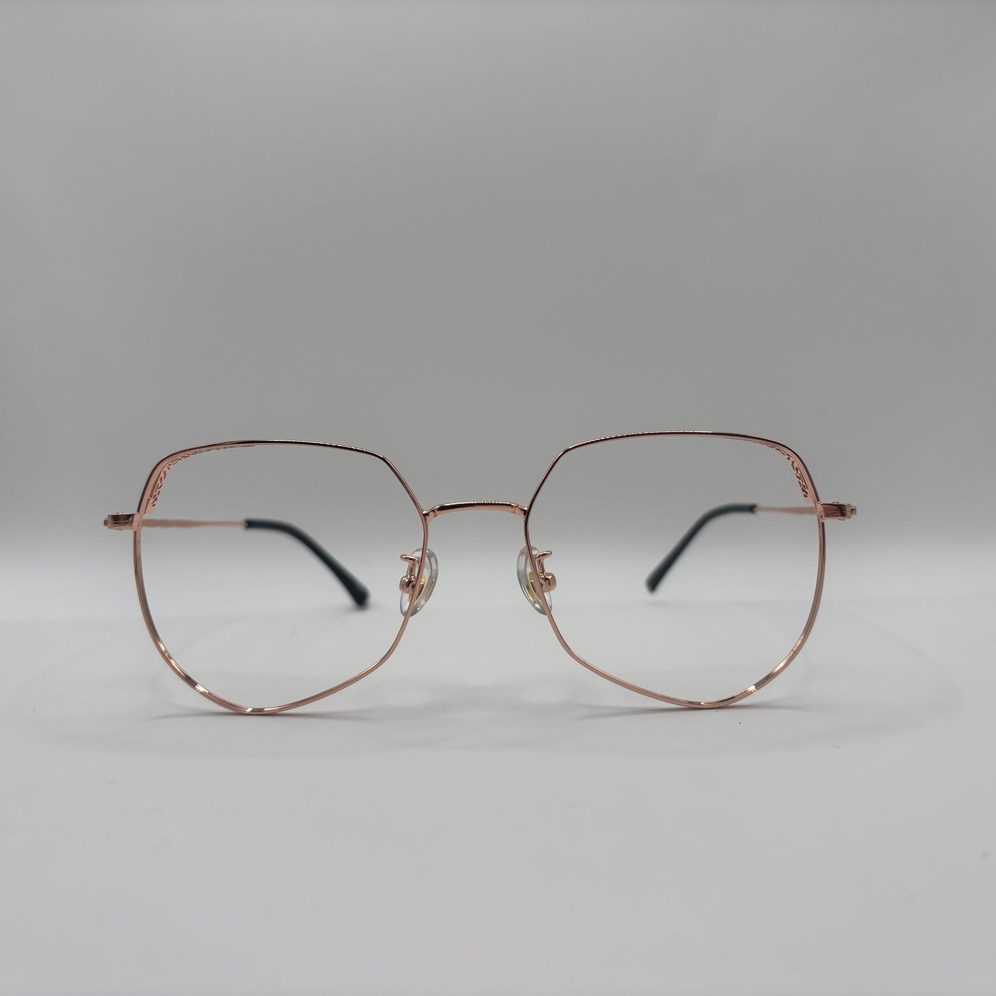 KLASSISK BRILLE MED SMÅ FINE DETALJER