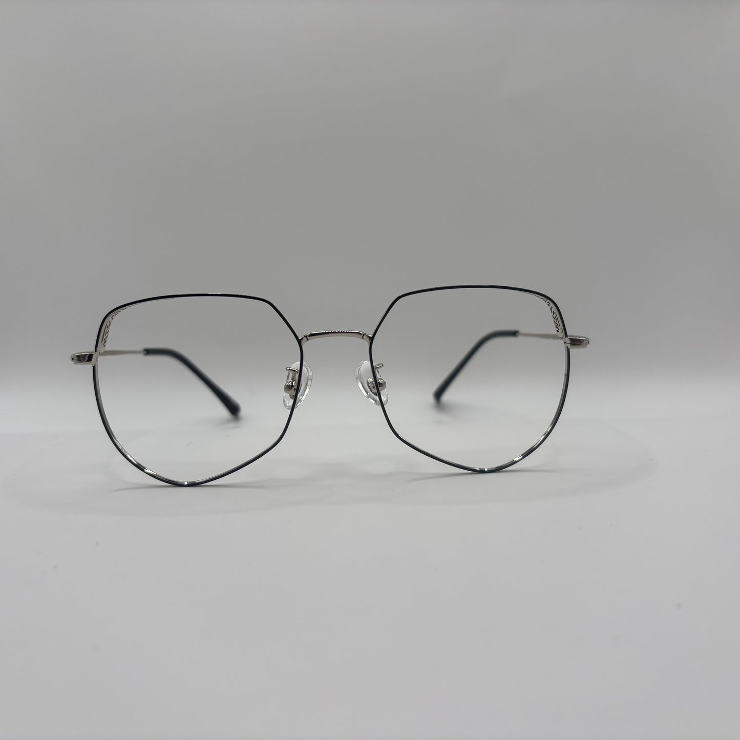 KLASSISK BRILLE MED SMÅ FINE DETALJER