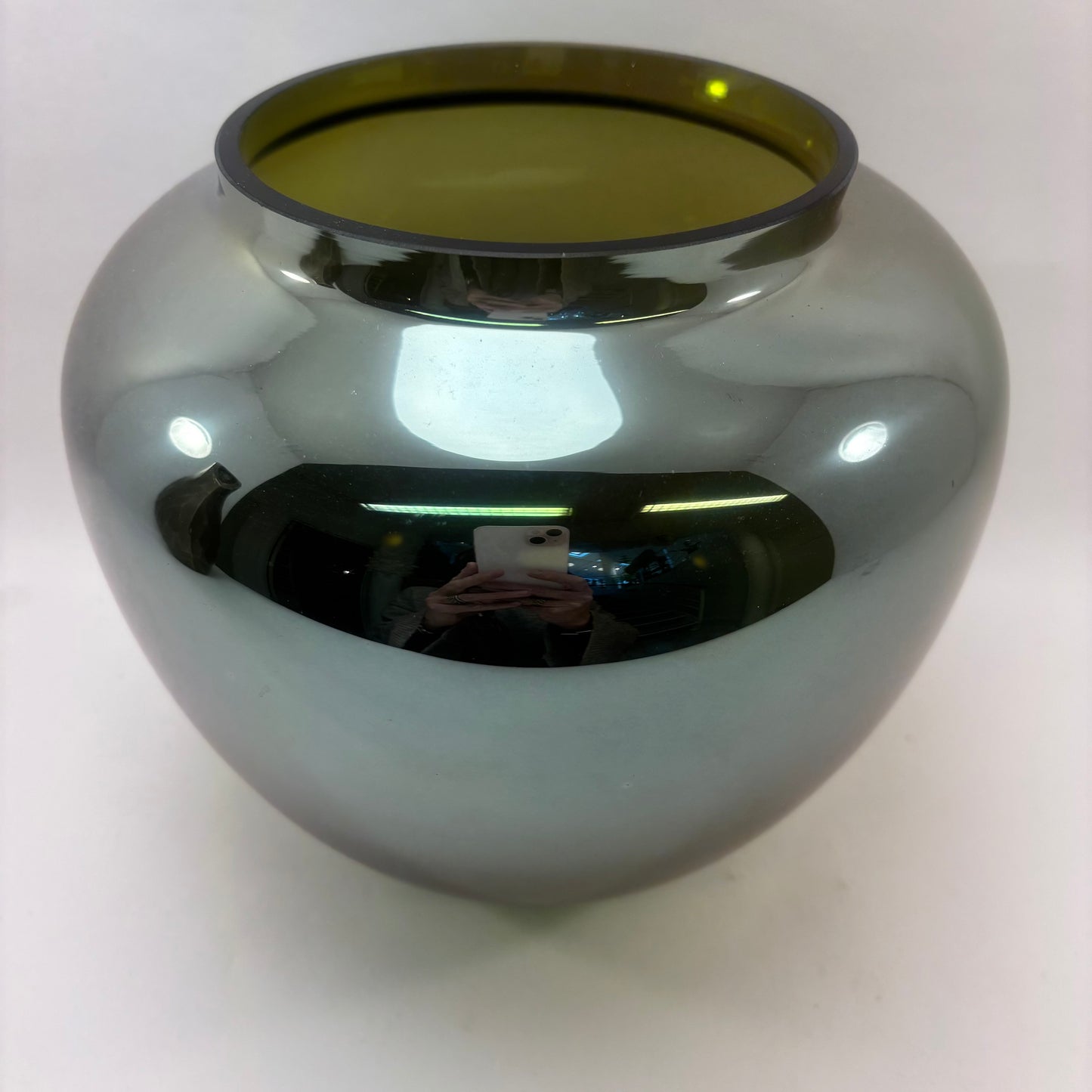 EN MINIMALISTISK VASE PROPPET MED SELVTILLID