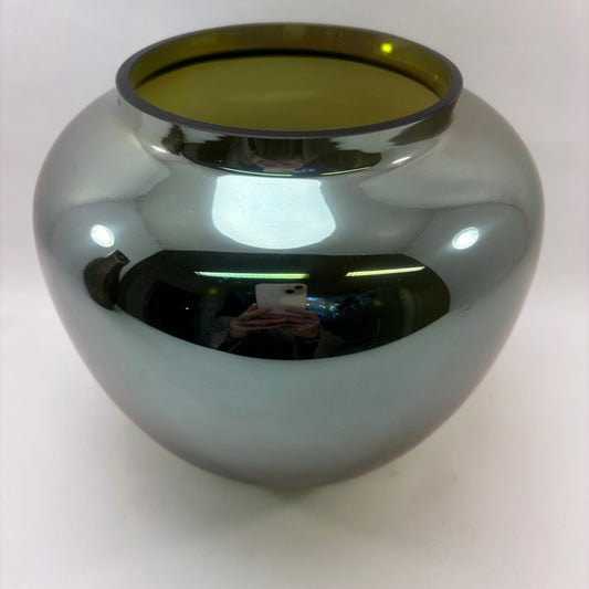 EN MINIMALISTISK VASE PROPPET MED SELVTILLID
