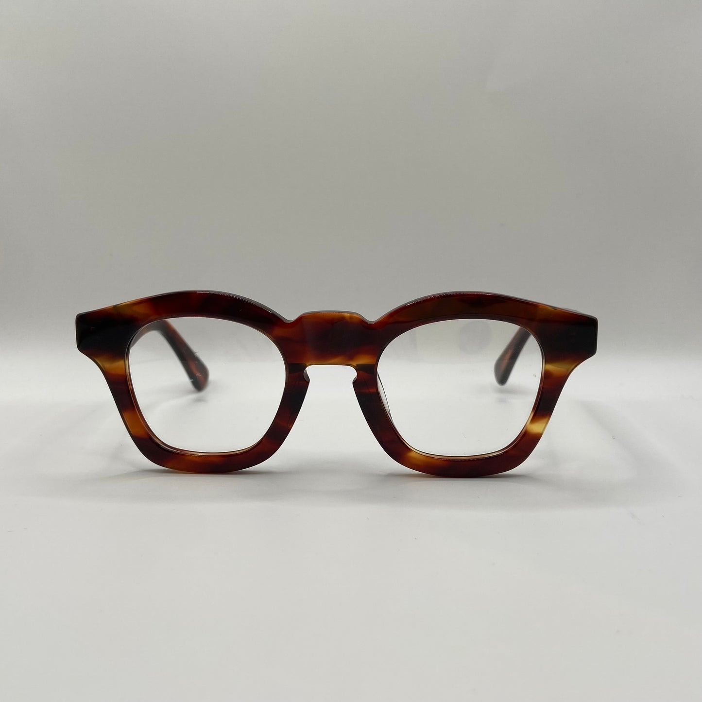 EN BRILLE DER SER SKARP UD