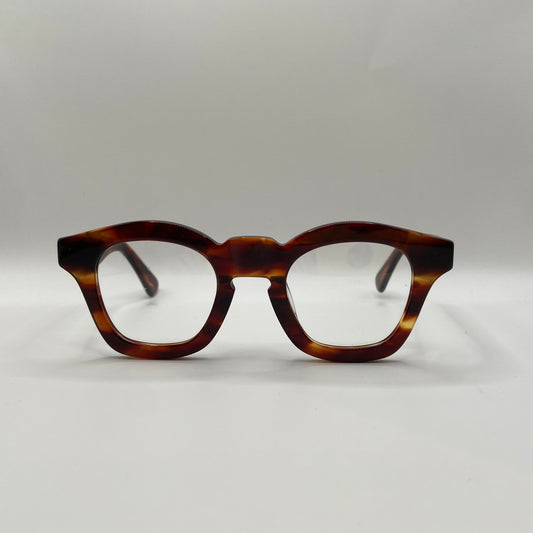 EN BRILLE DER SER SKARP UD