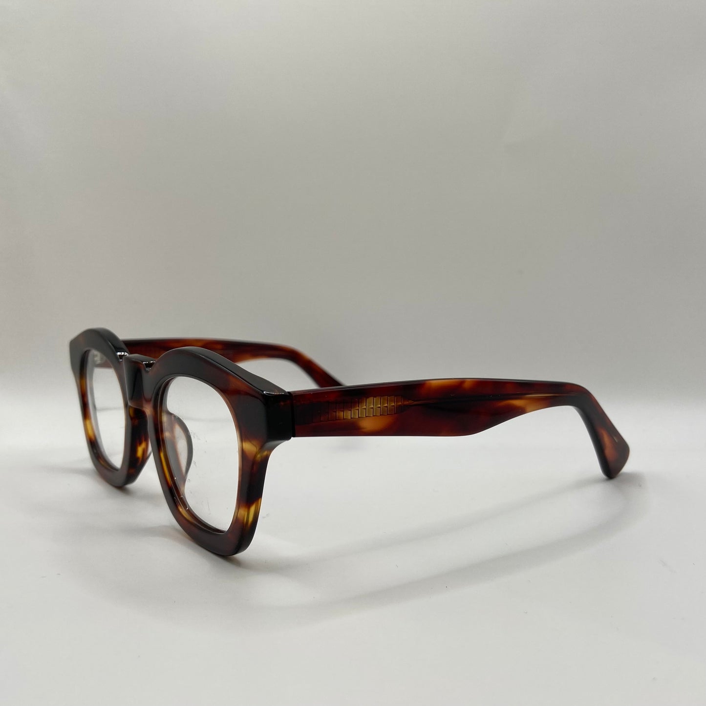 EN BRILLE DER SER SKARP UD
