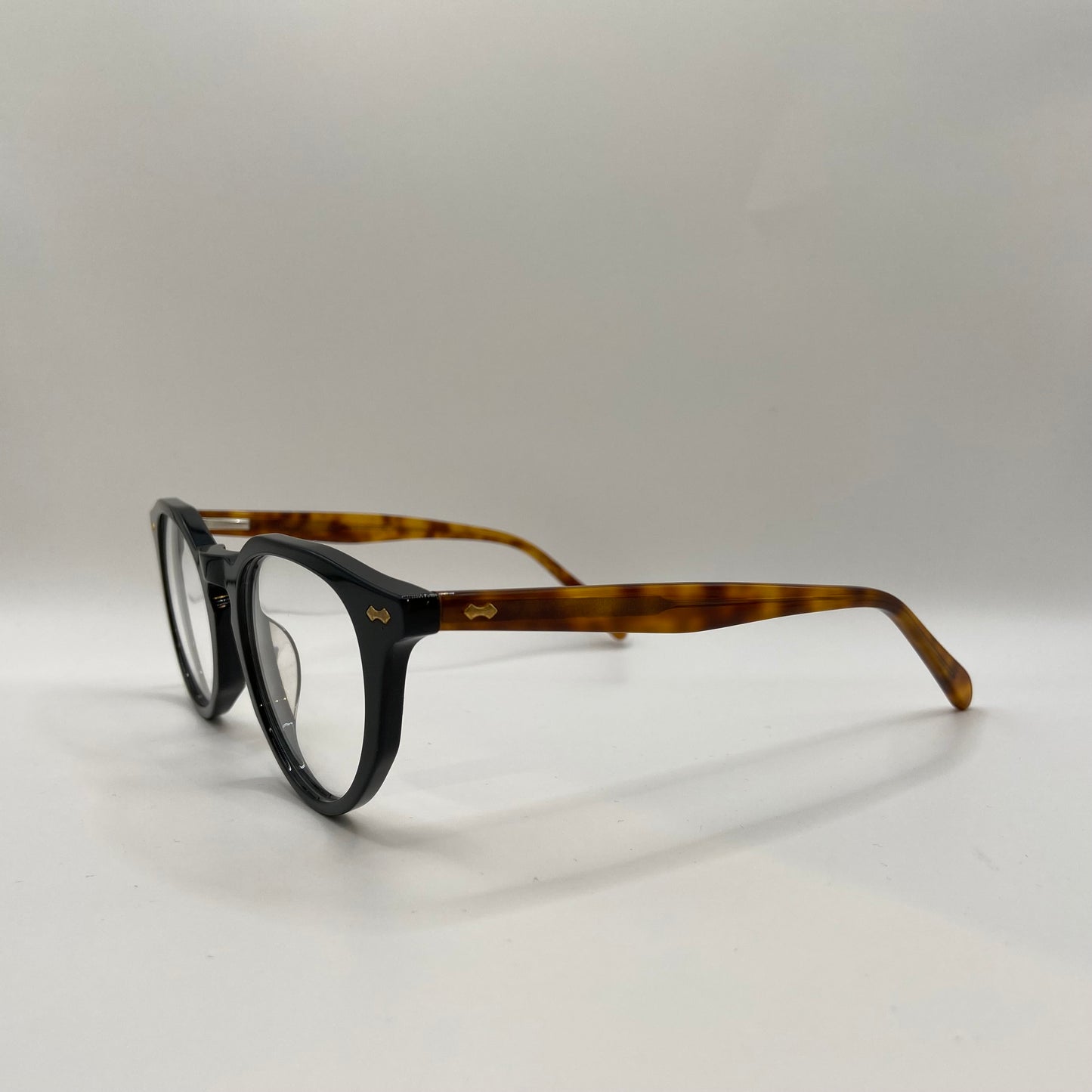 UTROLIG SMUK RUND BRILLE MED SMIL