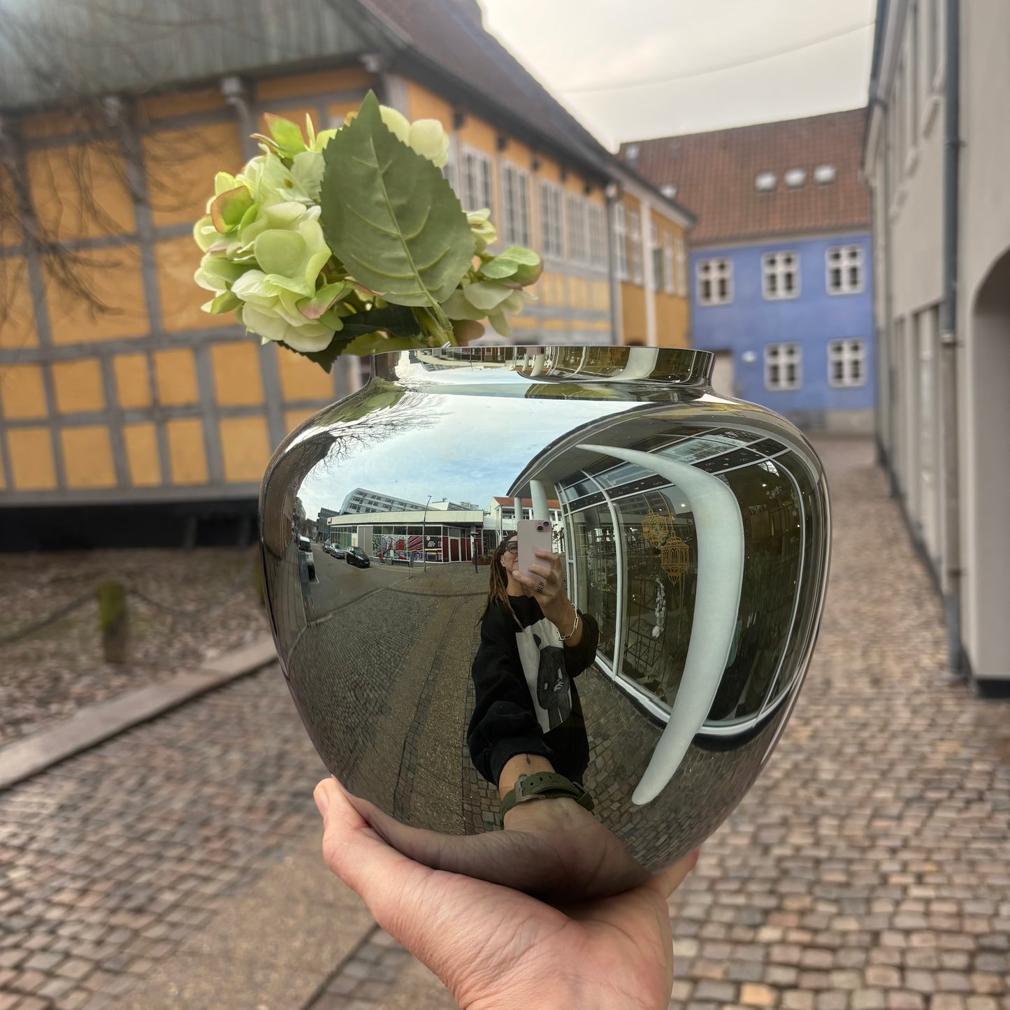 EN MINIMALISTISK VASE PROPPET MED SELVTILLID
