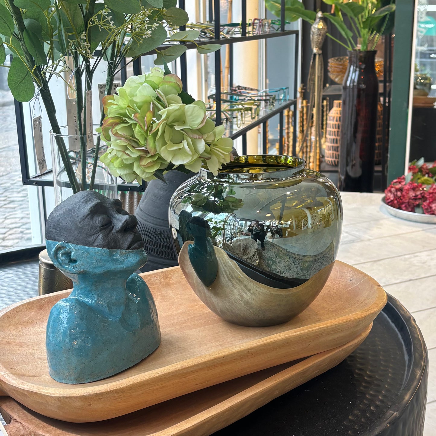 EN MINIMALISTISK VASE PROPPET MED SELVTILLID