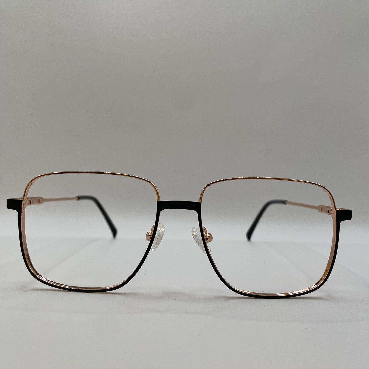 LET METALBRILLE MED KANT OG MENINGER