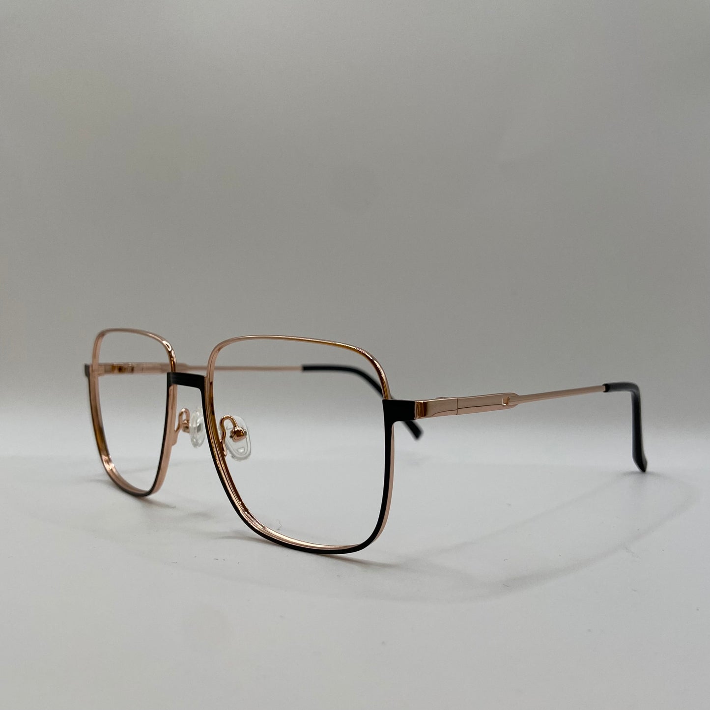 LET METALBRILLE MED KANT OG MENINGER