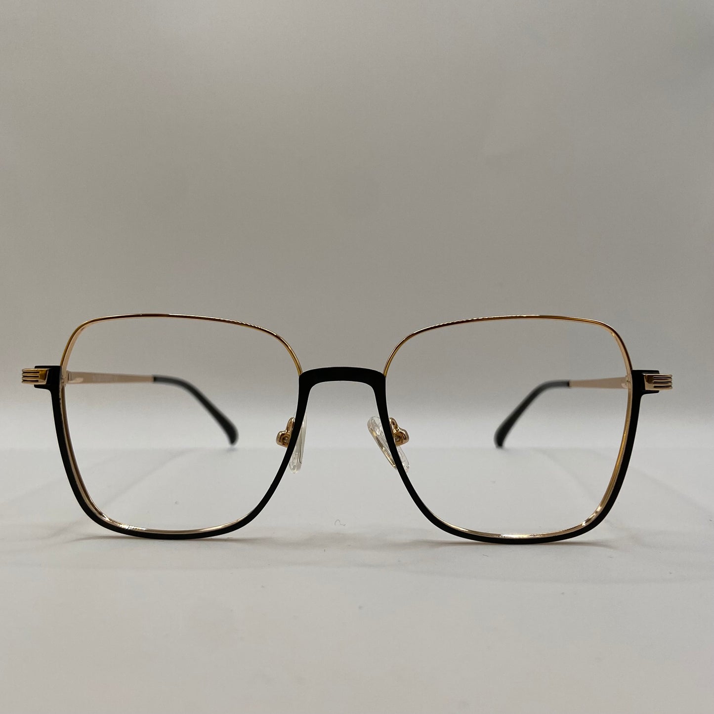 LET METALBRILLE MED KANT OG MENINGER