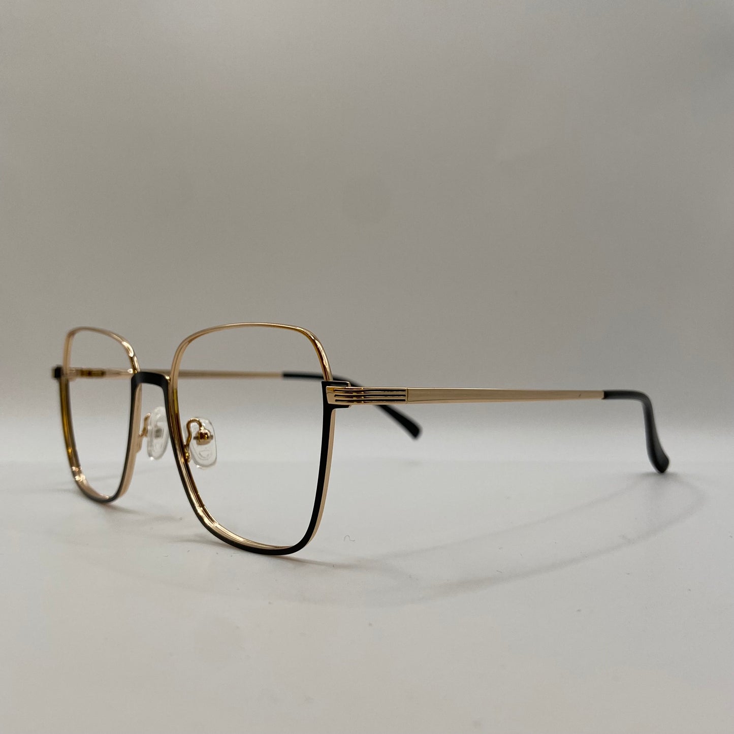 LET METALBRILLE MED KANT OG MENINGER
