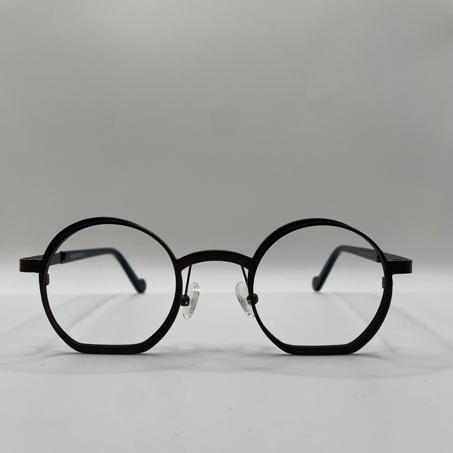 EN KUNSTNERISK BRILLE MED KARAKTER..