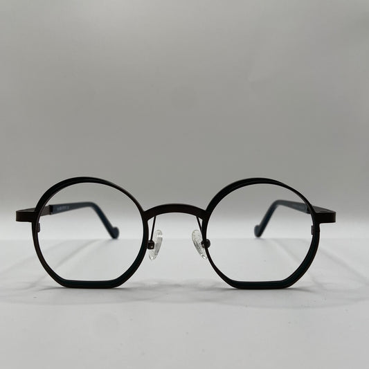 EN KUNSTNERISK BRILLE MED KARAKTER..