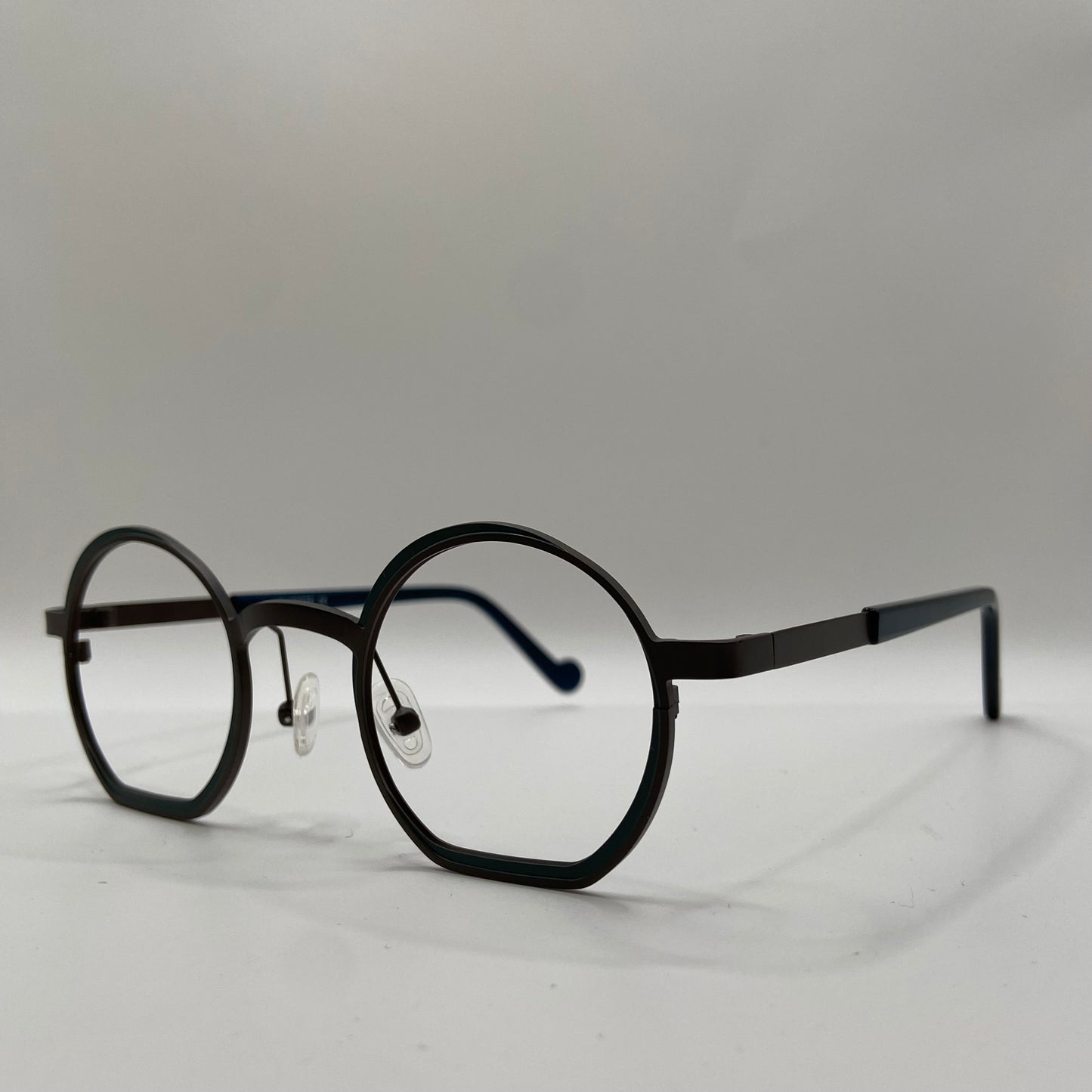 EN KUNSTNERISK BRILLE MED KARAKTER..