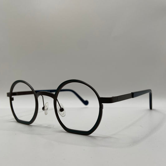 EN KUNSTNERISK BRILLE MED KARAKTER..