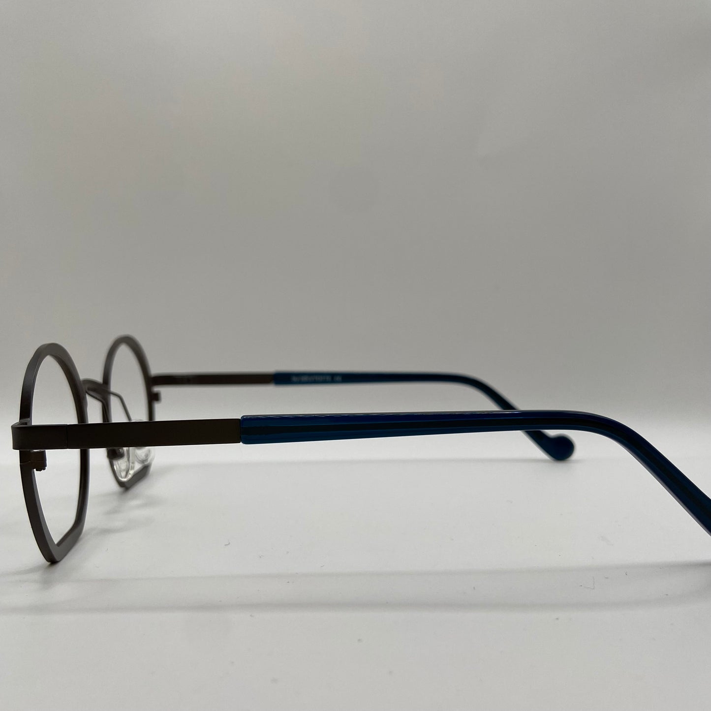 EN KUNSTNERISK BRILLE MED KARAKTER..