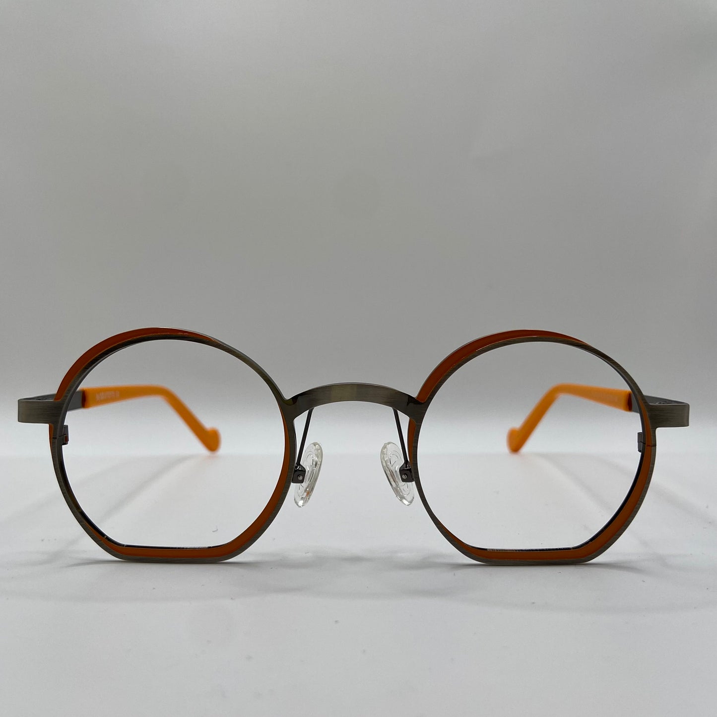 EN KUNSTNERISK BRILLE MED KARAKTER..