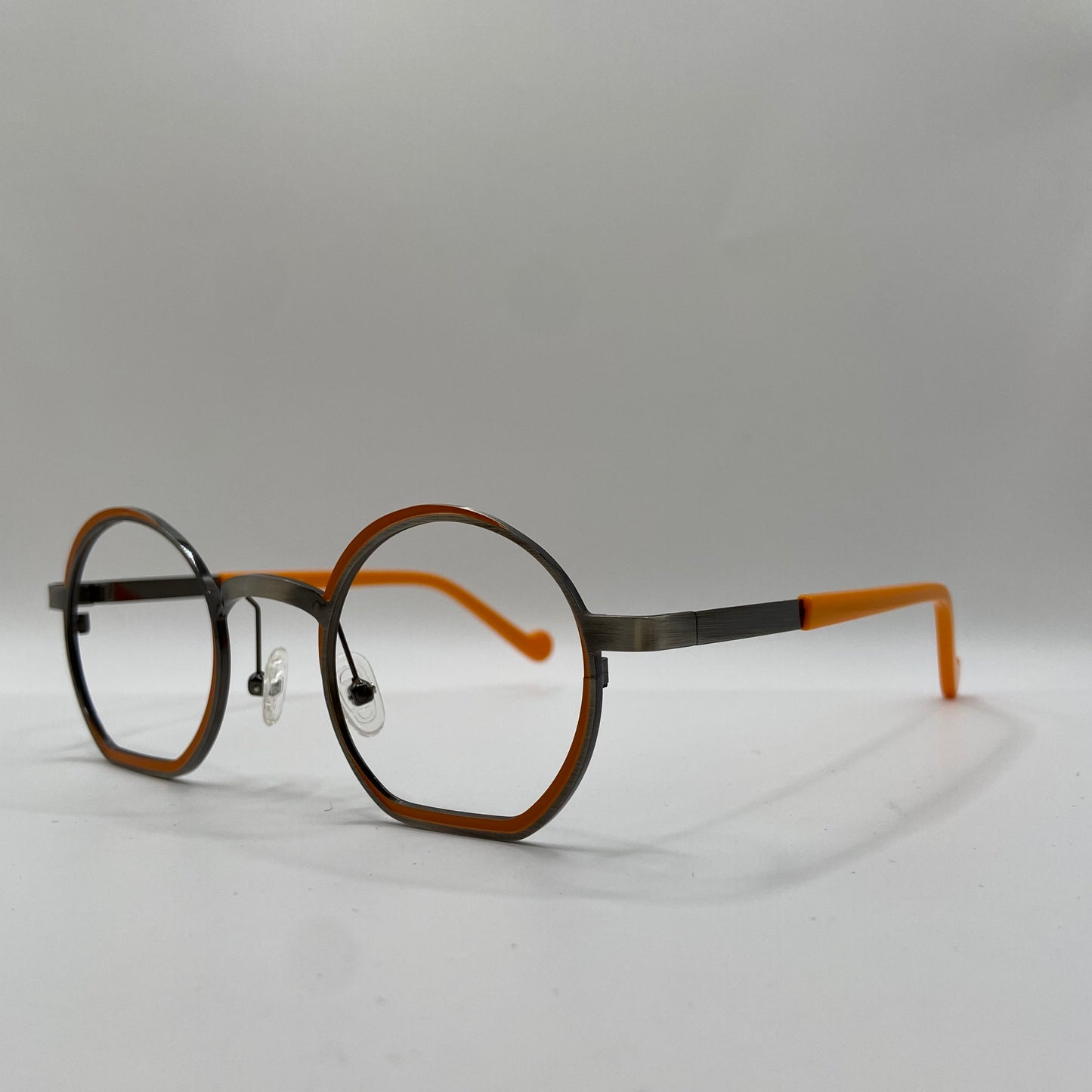 EN KUNSTNERISK BRILLE MED KARAKTER..
